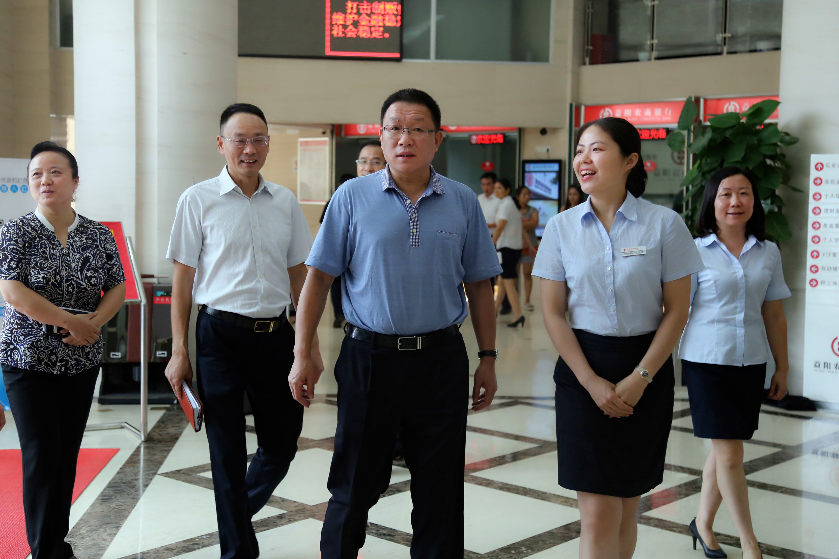 杨跃涛副市长一行参观总行营业部杨跃涛副市长与营业部工作人员和客户