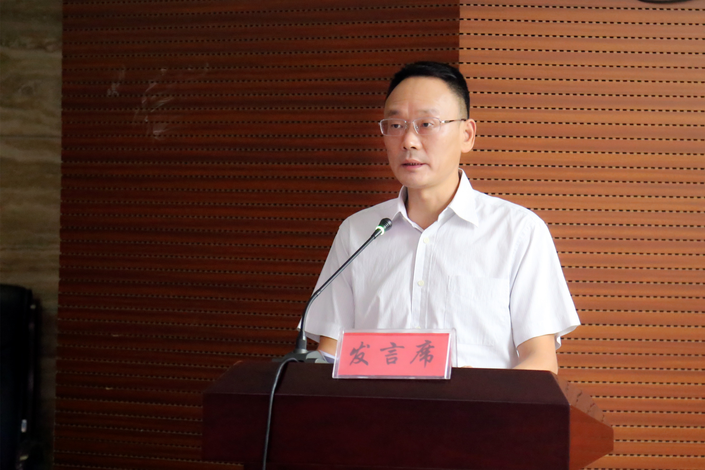 马勇辉在会上致欢迎词总行营业部主任胡波在会上接受杨跃涛副市长授牌