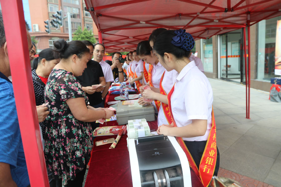 现场为客户兑换零钱