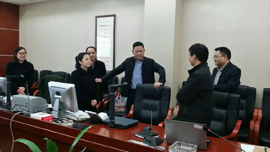 华容农商银行岳阳市办刘汉军主任深夜督查新系统上线工作