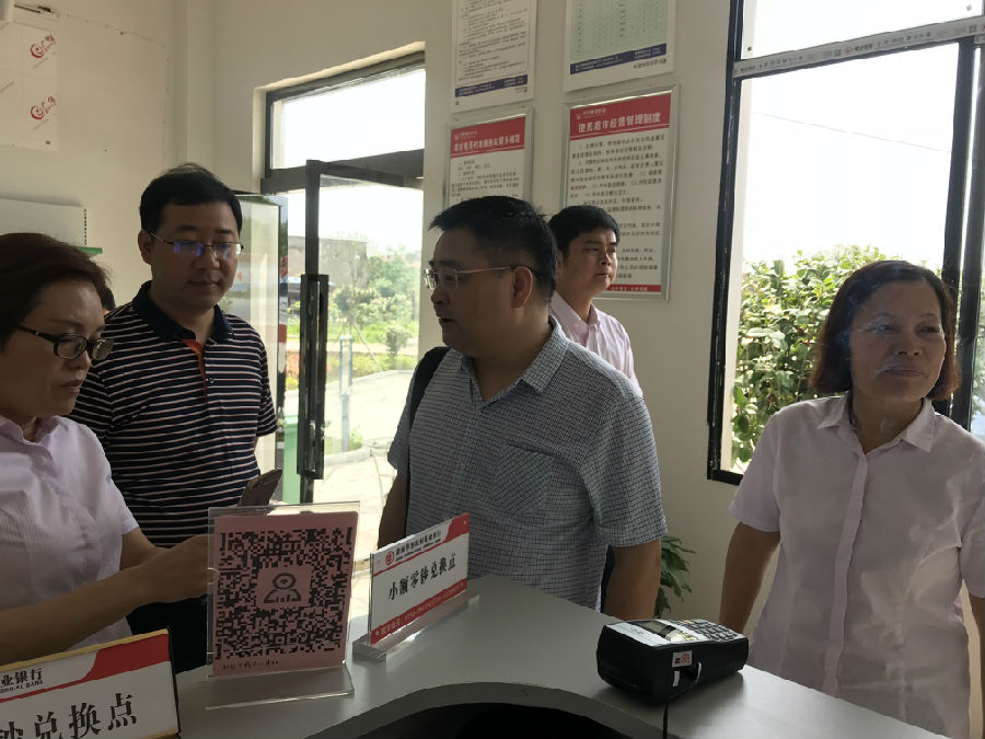 华容农商银行杨林艺行长陪同人民银行华容支行向平行长在胜峰乡栗树村调研”三站融合共建“情况.JPG