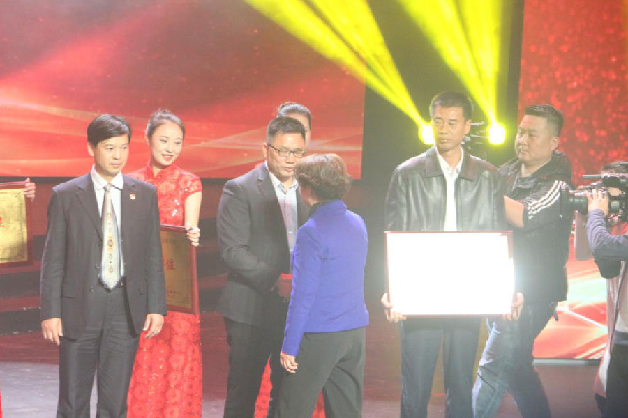 株洲市委常委、市政法委书记杨玉芳为株洲农商银行颁奖