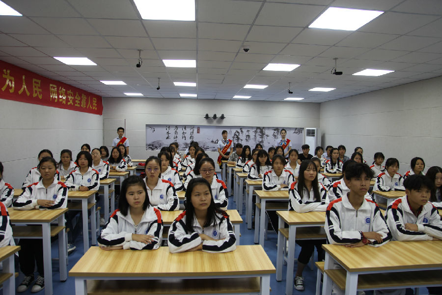 聚精会神的学生们.JPG