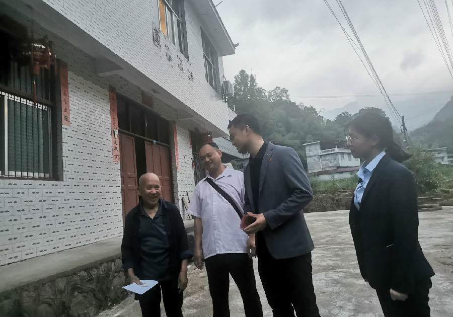 老大爷出门相送.png
