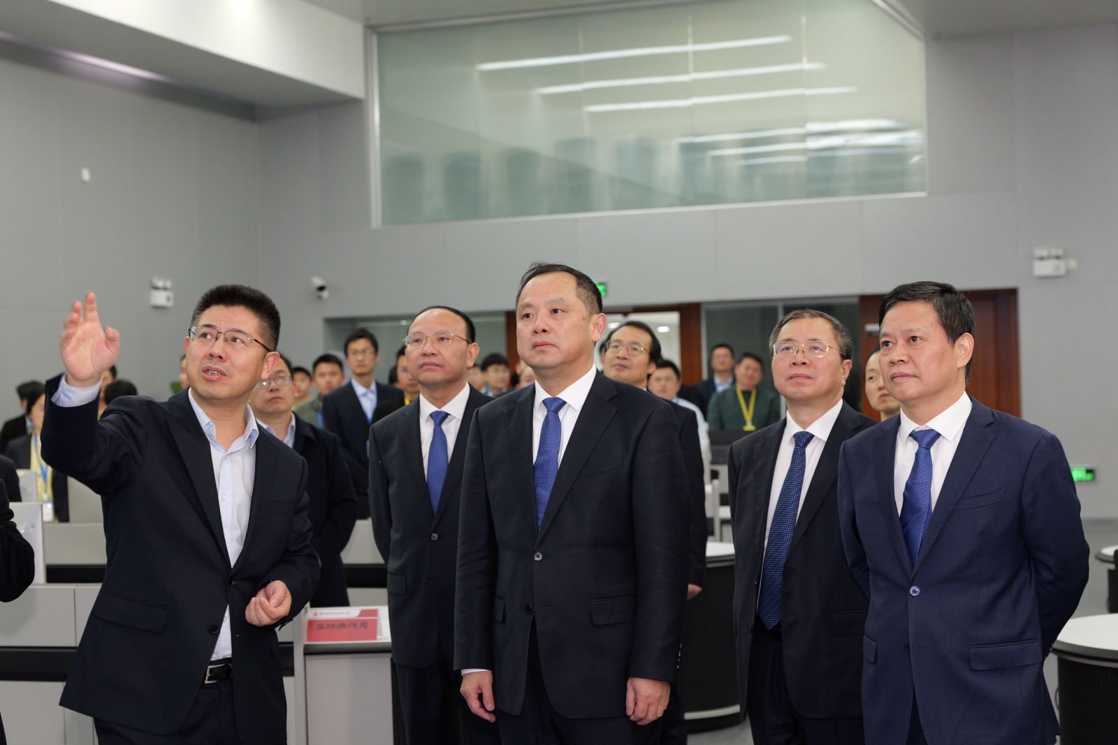 省农信联社领导分赴基层一线开展2025年年终决算走访慰问