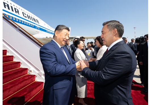 习近平抵达比什凯克出席2026年上海合作组织峰会并对吉尔吉斯斯坦进行国事访问