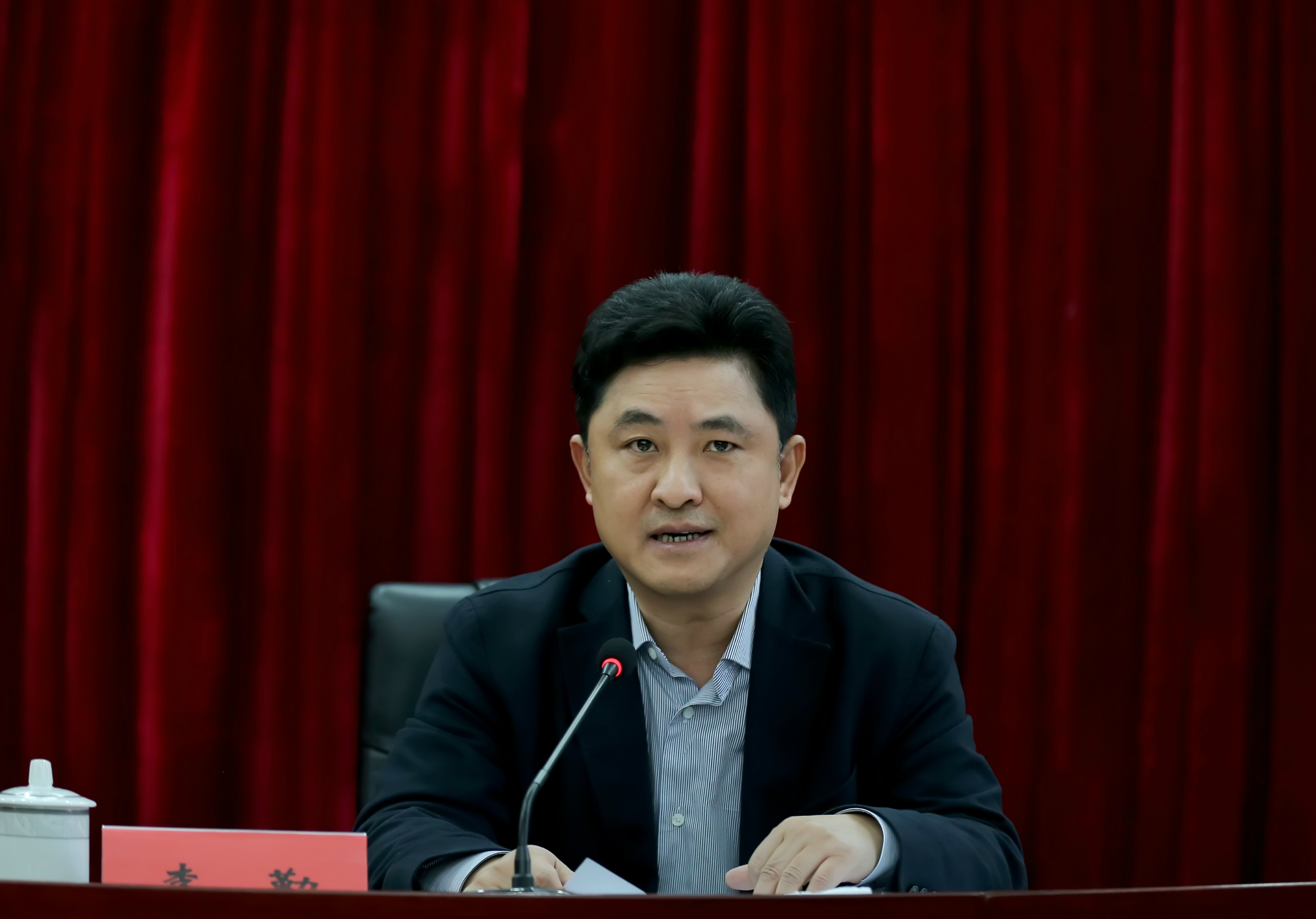 省联社党委副书记,主任李勤主持会议省联社党委委员,纪委书记余开生作