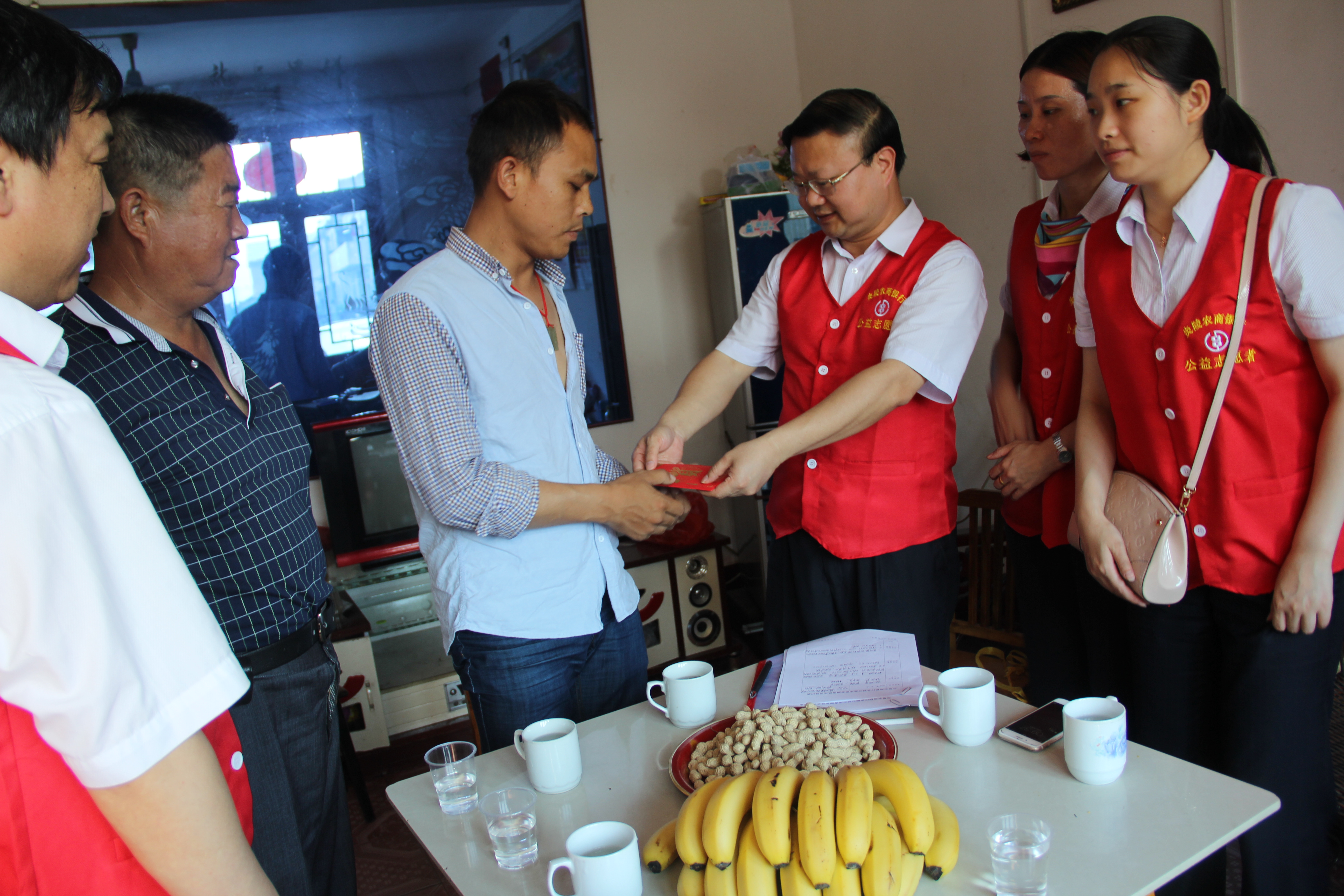 炎陵农商银行:金融志愿者服务队走访慰问重病患者送爱心