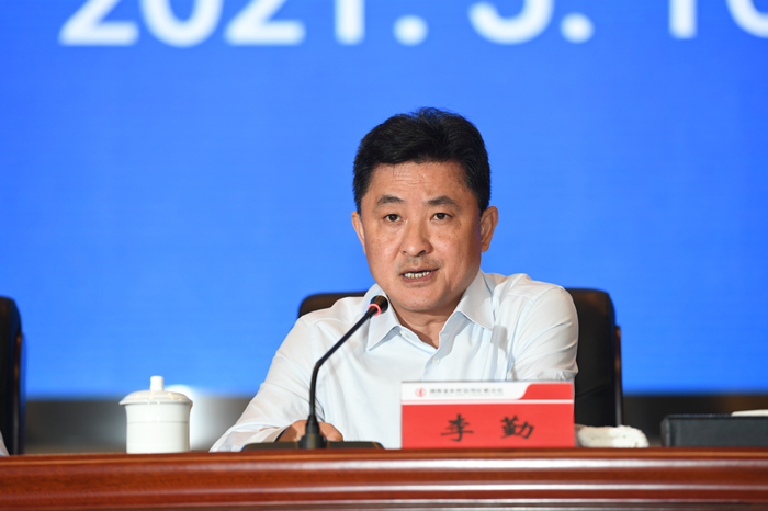 李勤主持会议并作大会总结