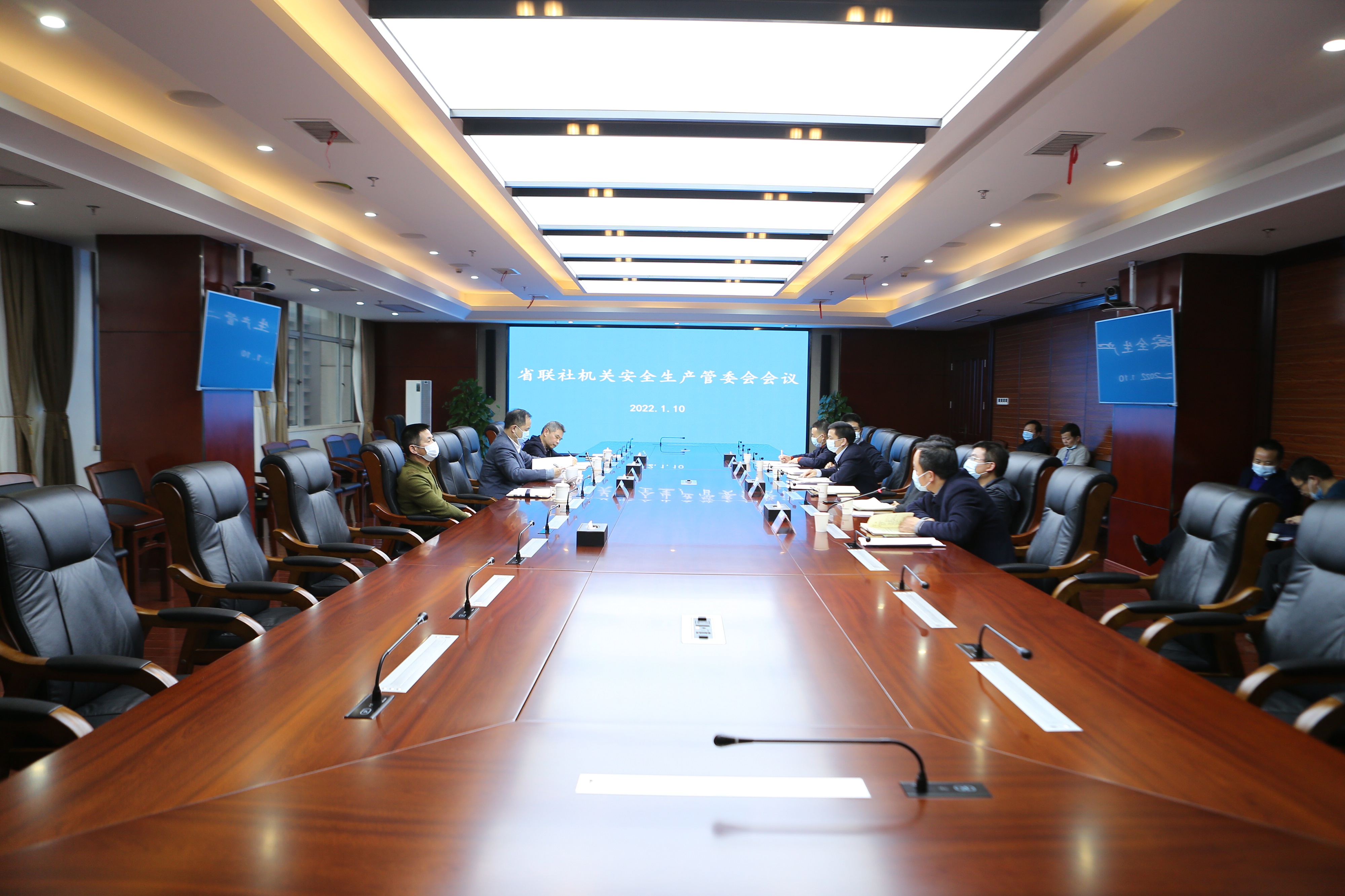 黄向阳在省农信联社机关安全生产管委会会议上强调:筑牢疫情防控安全